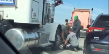 Motorcyclist Flips Off Truckers, Gets Aggressive With People’s Convoy, Truckers Hold Suspect Down