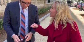 “You’re A Liar!” Marjorie Taylor Greene Slams Jim Acosta “People Don’t Like You!”